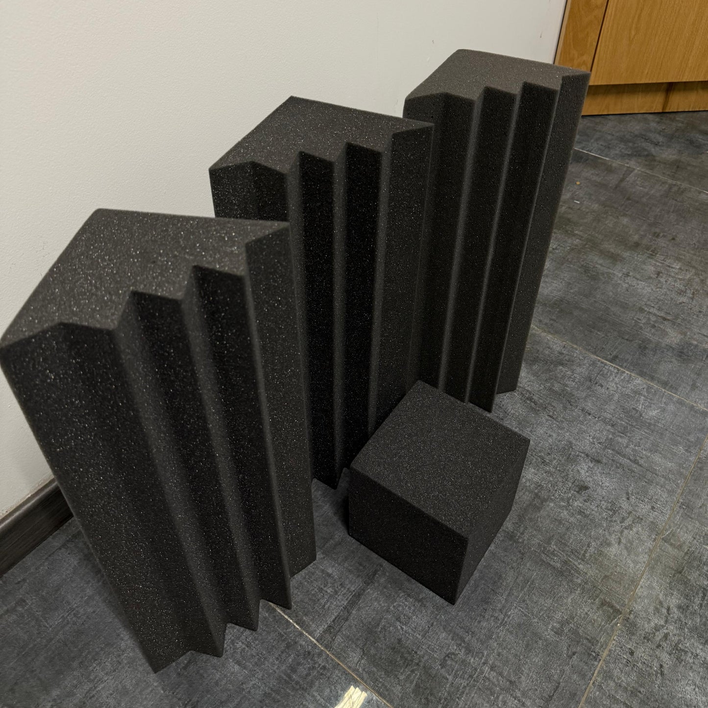 Kit Acústico Esquinero Mediano - 3 Trampas de Bajos + 1 Cubo